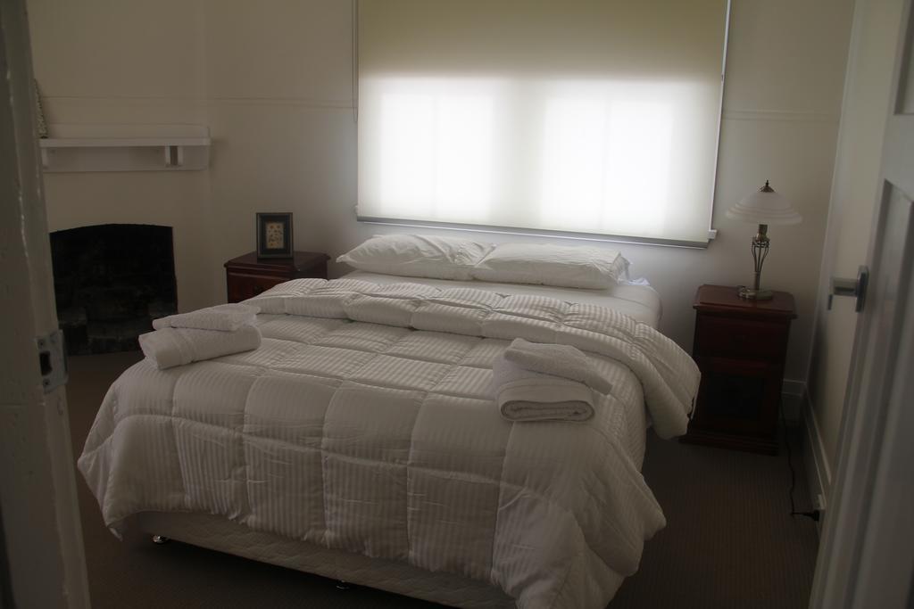 Mentor Chambers Apartment Bed&Breakfast West Wyalong Habitación foto